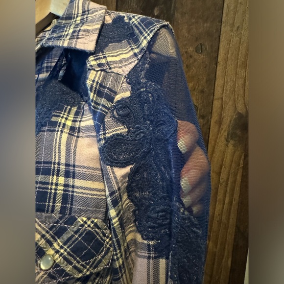 Guess Western Embroidered Mesh Plaid Shirtrt - Picture 3 of 7